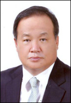 김충호(기업인/현대자동차국내판매담당사장)
현대자동차(사장 김충호ㆍ사진)는 올해 목표로 ‘내실경영을 통한 글로벌 일류기업 도약 기반 구축’을 내걸고 브랜드 인지도 제고, 미래 신성장동력 확보 등을 통해 질적인 성장을 이뤄간다는 전략이다.