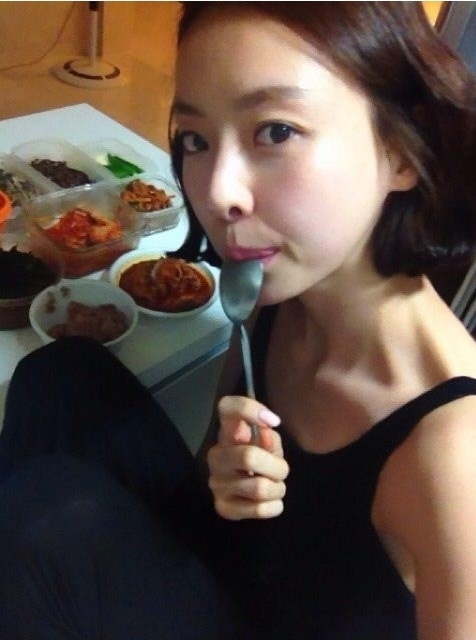 이다희(탤런트/영화배우)
이다희는 15일 미투데이에 “오늘 촬영 마치고, 씻고 집에 와서 밥 먹었어요”라는 글과 함께 사진을 게재했다.
　