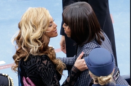 비욘세(Beyonce/가수/영화배우),미셸오바마(MichelleObama/변호사)
미국 영부인 미셸 오바마가 팝스타 비욘세(32) 공연을 혈세로 관람하려 한다는 논란이 일어 공분을 사고 있다.