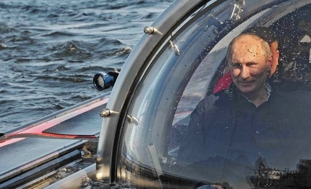 블라디미르푸틴(VladimirPutin/정치인/러시아대통령)
사나이다운 ’터프함'을 줄곧 보여줬던 블라디미르 푸틴 러시아 대통령이 이번엔 잠수정을 타고 깊은 바다를 탐사하는 모습이 공개됐다.