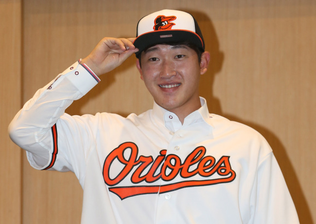 윤정현(야구선수/볼티모어오리올스투수)
Yoon Jung-hyun, a former South Korean college pitcher who recently signed with the Baltimore Orioles, said Tuesday he will try to model himself after a fellow