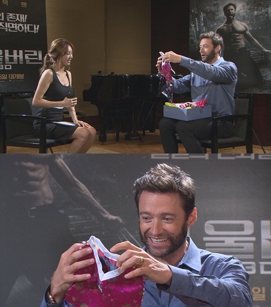 G.NA(최지나/가수),휴잭맨(HughJackman/영화배우)
할리우드 배우 휴 잭맨이 가수 지나에게 볼키스를 선사했다.