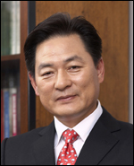 장재진(기업인/학교법인인/오리엔트바이오대표이사회장/해은학원이사장)
장재진(52) 오리엔트바이오 회장은 시종일관 자신감에 가득 차 있었다. 서른살 되던 지난 1991년 실험동물 생산업체인 ‘바이오제노믹스’를 창업해 몇번의 좌절과 기적을 경험하며 맨몸으로 일군 회사에 대한 자긍심은 당연해 보였다.