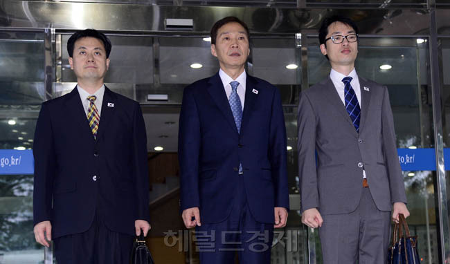 김기웅(기업인/금융인/해양선박대표이사/서천군수산업협동조합조합장)
개성공단 사태 해결을 위한 제4차 남북실무회담이 17일 오전 개성공단에서 열리는 가운데 우리 측 수석대표인 김기웅 통일부 남북협력지구지원단장이 서울 삼청동 남북회담본부를 나서기 전 입장을 밝히고 있다.