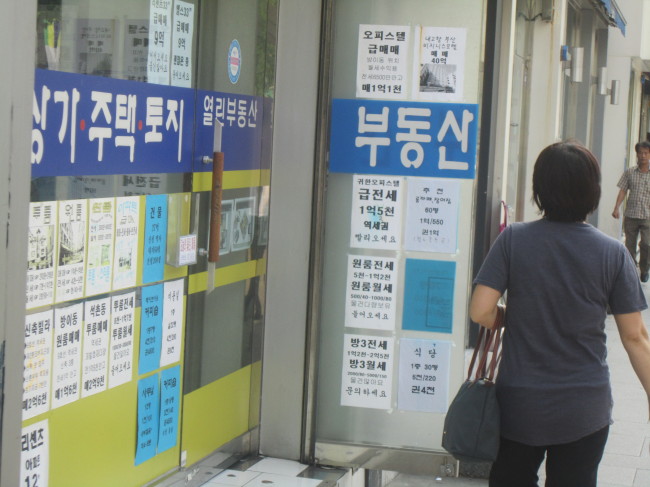 주택 비수기인 7월이지만 전세 수요는 여전히 늘어나는 반면 물량은 급감하는 등 수급불균형이 심화되면서 전셋값 고공행진이 가속화하고 있다. 급전세 매물 표시판이 붙어 있는 강남의 한 중개업소.