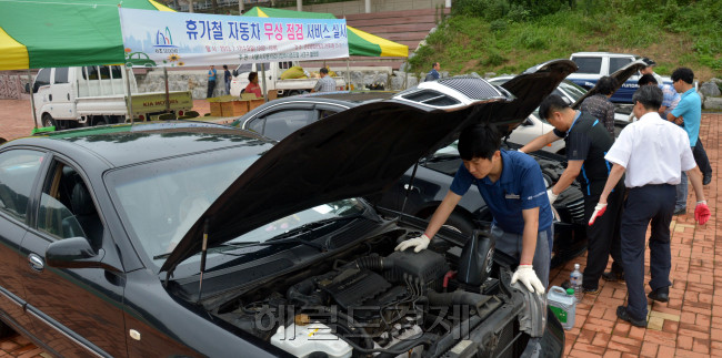 서울 서초구는  17일 반포종합운동장에서 하계휴가 대비 차량 무상점검을 실시해 윈도브러시, 워셔액 등 각종 소모품 교환 및 보충을 하고 안점점검 및 응급조치 요령 상담도 진행하고 있다.<br />김명섭 기자 msiron@heraldcorp.com