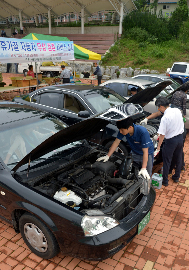 서울 서초구는  17일 반포종합운동장에서 하계휴가 대비 차량 무상점검을 실시해 윈도브러시, 워셔액 등 각종 소모품 교환 및 보충을 하고 안점점검 및 응급조치 요령 상담도 진행하고 있다.<br />김명섭 기자 msiron@heraldcorp.com