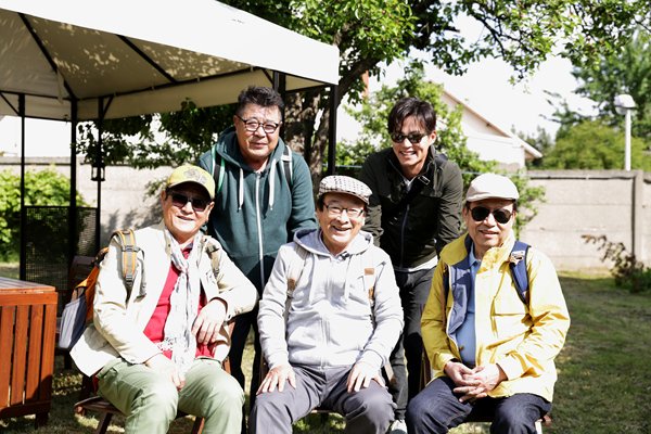 백일섭(탤런트/영화배우),이서진(탤런트/영화배우),박근형(탤런트/영화배우),신구(신순기/탤런트/영화배우),이순재(탤런트/영화배우/SG연기아카데미원장/EK티쳐원장)tvN ‘꽃보다 할배’〈사진〉가 시작하자마자 대박 콘텐츠가 됐다. 2회까지 방송됐을 뿐인데도 ‘슈퍼스타K’ ‘응답하라 1997’ ‘썰전’에 이어 또 하나의 케이블과 종편의 킬러 콘텐츠로 떠올랐다. 4%대의 높은 시청률로 시작한 것도 화제거니와, 예능의 새로운 영역을 개척했다는 평가까지 받고 있다.