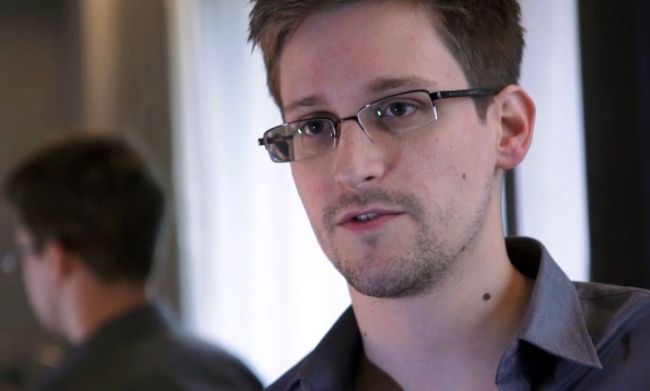 <YONHAP PHOTO-1512> This still frame grab recorded on June 6, 2013 and released to AFP on June 10, 2013 shows Edward Snowden, who has been working at the National Security Agency for the past four years, speaking during an interview with The Guardian newspaper at an undisclosed location in Hong Kong. Snowden, who has said he wants to apply for asylum in Russia, is studying his options and likely to make a decision shortly, a lawyer said on July 16, 2013. AFP PHOTO / THE GUARDIAN..RESTRICTED TO EDITORIAL USE - MANDATORY CREDIT "AFP PHOTO / THE GUARDIAN" - NO MARKETING NO ADVERTISING CAMPAIGNS - DISTRIBUTED AS A SERVICE TO CLIENTS../2013-07-16 18:27:43/ <저작권자 ⓒ 1980-2013 ㈜연합뉴스. 무단 전재 재배포 금지.>
Edward Snowden, who has been working at the National Security Agency for the past four years, speaks during an interview with the Guardian newspaper at an undisclosed location in Hong Kong on June 6.   AFP-Yonhap News
Edward Snowden, who had worked at the National Security Agency for the past four years, speaks during an interview with the Guardian newspaper at an undisclosed location in Hong Kong on June 6.   AFP-Yonhap News