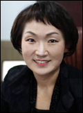 한무경(기업인/효림산업대표이사/경상북도여성기업인협의회회장)
대구에 위치한 자동차 부품 전문 기업 디젠은 2011년 784억원의 매출을 올린 후 지난 2012년 처음으로 연 1000억 매출을 기록, 지난 16일 ‘벤처 1000억 기업’ 명단에 이름을 올렸다.