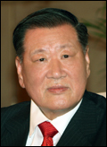 정몽구(기업인/현대기아자동차그룹대표이사회장)
정몽구<사진> 현대자동차그룹 회장이 중국 자동차 시장과 관련해 사실상 처음으로 저 성장 장기화 가능성을 구체적으로 언급해 주목된다. 올해 상반기에만 두자릿수 판매 증가를 기록한 중국 시장은 현대차, 기아차가 전 세계에서 유일하게 지속적인 추가 공장을 건립을 추진할 정도로 이른 바 주력 시장으로 분류돼 왔다.