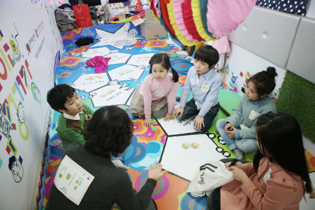 Kids participate in an arts education lesson during the “Moving Arts Bus” trial run in February.   Ministry of Culture, Sports and Tourism
