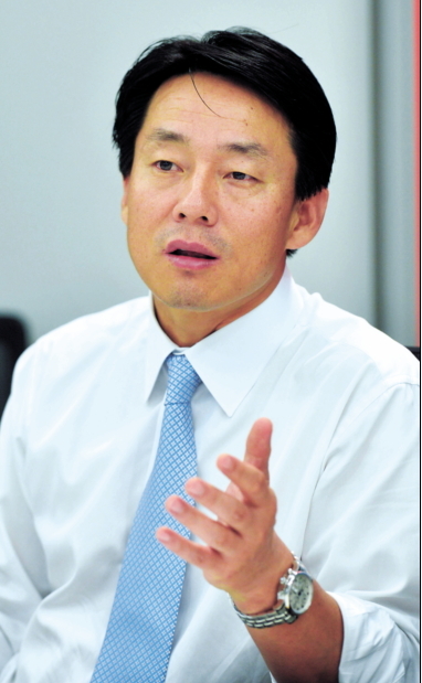 Dell Korea president Kim Kyeong-deog speaks in an interview with The
Korea Herald. (Kim Myung-sub/The Korea Herald)