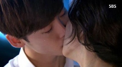 이종석(모델/탤런트),이보영(탤런트/영화배우)
SBS는 17일 “극 중 혜성(이보영 분)과 수하(이종석 분), 관우(윤상현 분)의 러브라인과 민준국(정웅인 분) 사건 등 아직 풀어야 할 이야기가 많이 남아 연장을 결정했다”며 “완성도를 높이기 위해 노력할 것”이라고 밝혔다.