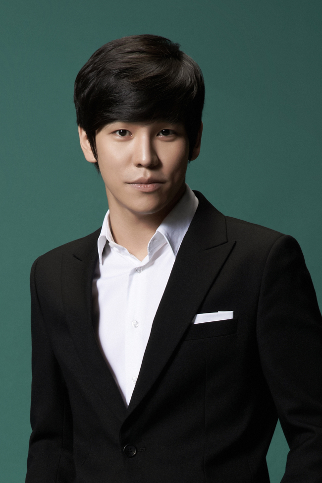 홍광호(뮤지컬배우)
4년만에 공연하는 프랑스 라이센스 뮤지컬 ‘노트르담 드 파리’의 주인공 곱추 종지기 콰지모도역에 홍광호와 윤형렬이 캐스팅됐다.