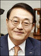 신헌(기업인/롯데쇼핑백화점사업부문대표이사사장)
롯데백화점은 1979년 창립 이래 우리나라 유통의 근대화, 백화점 선진화의 중추적 역할을 수행하며, 롯데그룹을 대표하는 기업으로 성장했다.
