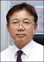 오재환(기업인/YBM시사닷컴대표이사)
교육생 수준에 따른 프로그램을 제공하는 것이 YBM잉글루만의 ‘자기주도 영어학습’이 가진 차별점. 100여개의 난이도로 분류한 종합 교재와 50여 종의 영역별 전문교재를 갖추고 있어 미취학아동에서부터 중학생까지 누구나 개별 커리큘럼으로 학습할 수 있다. 캠퍼스 수업내용과 온라인수업이 연계된 통합학습 시스템도 운영 중이다.