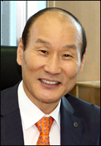 최병오(기업인/패션그룹형지대표이사회장)
최근 크로커다일레이디는 아웃도어 활동이 증가하는 트렌드변화에 발맞춰 여성들의 아웃도어 라이프스타일에 맞는 ‘에코마일(ecomile)’ 아웃도어 라인을 선보였다. 자연주의 트래블 아웃도어라는 슬로건으로 슬로우 라이프를 지향하는 여성들을 위한 자연