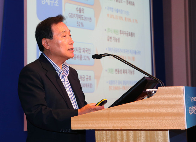 김광두(교수/서강대학교교수)
박근혜 대통령의 ‘경제 과외교사’라고 불리며 지난 대선캠프에 참여했던 김광두 국가미래연구원 원장이 정부에 쓴소리를 했다.