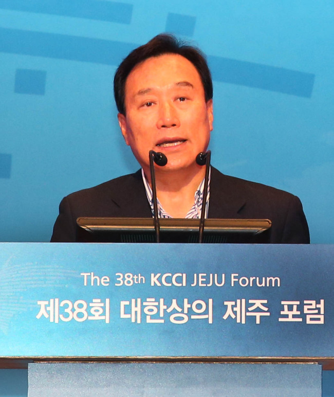 김광두(교수/서강대학교교수)
박근혜 대통령의 ‘경제 과외교사’라고 불리며 지난 대선캠프에 참여했던 김광두 국가미래연구원 원장이 정부에 쓴소리를 했다.