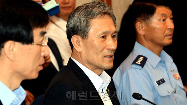 유승민 국방위원장 등 새누리당 국방위원들이 18일 오전 국회 귀빈식당에서 김관진 국방장관, 이용걸 방위사업청장, 성일환 공군참모총장 등과 함께 FX 전투기 사업 및 전작권 관련 당정협의를 하고 있다. 박현구 기자phko@heraldcorp.com