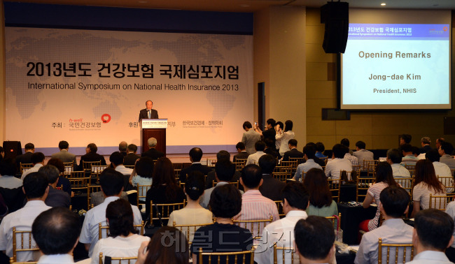 18일 오전 서울 영등포구 당산동 그랜드컨벤션센터에서 국민건강보혐이 주최하고 보건복지부가 후원하는 '2013 건강보험 국제심포지엄' 이 김종대 국민건강보험공단 이사장의 개회사를 시작으로 열리고 있다./안훈기자 rosedale@ 2013.07.18
18일 오전 서울 영등포구 당산동 그랜드컨벤션센터에서 국민건강보혐이 주최하고 보건복지부가 후원하는 '2013 건강보험 국제심포지엄' 이 김종대 국민건강보험공단 이사장의 개회사를 시작으로 열리고 있다./안훈기자 rosedale@ 2013.07.18
18일 오전 서울 영등포구 당산동 그랜드컨벤션센터에서 국민건강보혐이 주최하고 보건복지부가 후원하는 '2013 건강보험 국제심포지엄' 이 김종대 국민건강보험공단 이사장의 개회사를 시작으로 열리고 있다./안훈기자 rosedale@ 2013.07.18