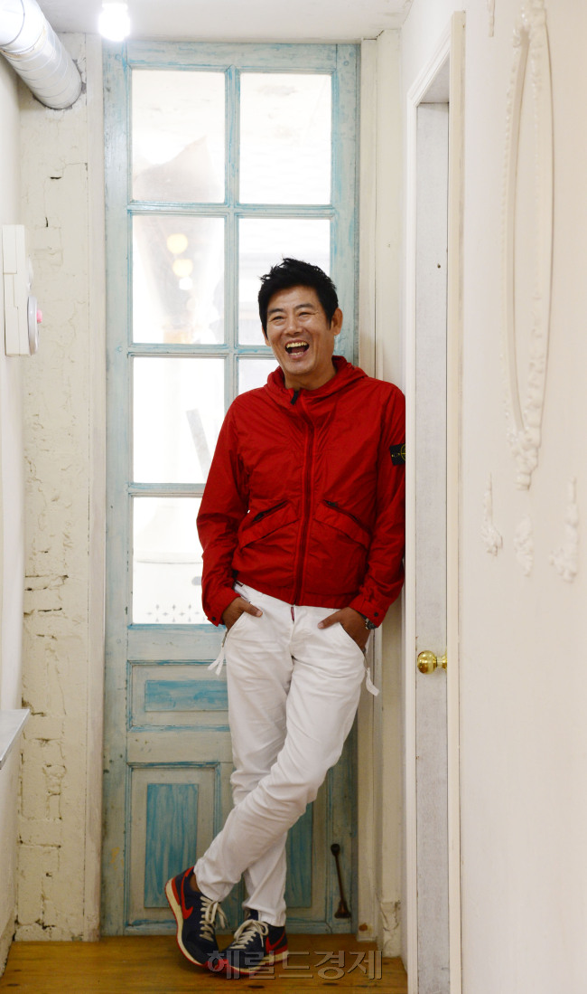 영화배우 성동일. 박해묵 기자/mook@heraldcorp.com
영화배우 성동일. 박해묵 기자/mook@heraldcorp.com
영화 ‘미스터 고’와 TV 예능프로 ‘아빠, 어디가’로 전성기를 맞은 성동일을 최근 서울 삼청동에서 만났다.  [사진=박해묵 기자/mook@heraldcorp.com]