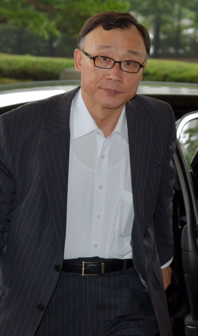 검찰이 전두환 전 대통령의 미납 추징금 집행과 은닉 재산 수사를 하고 있는 가운데 지난 17일로 취임 100일을 맞이한 채동욱 검찰총장이 18일 오전 서울 서초구 대검찰청으로 출근하고 있다.<br />김명섭 기자 msiron@heraldcorp.com