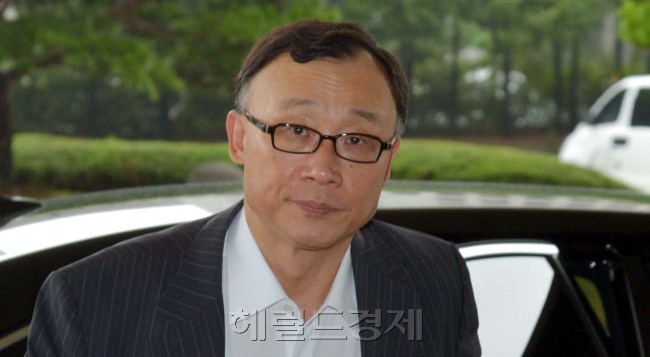 검찰이 전두환 전 대통령의 미납 추징금 집행과 은닉 재산 수사를 하고 있는 가운데 지난 17일로 취임 100일을 맞이한 채동욱 검찰총장이 18일 오전 서울 서초구 대검찰청으로 출근하고 있다.<br />김명섭 기자 msiron@heraldcorp.com