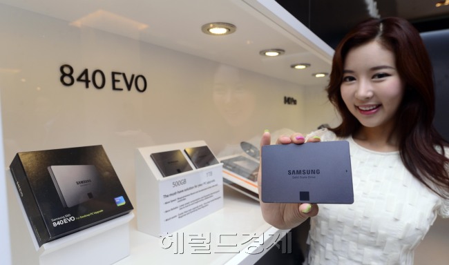 삼성전자가 18일 오전 서울 중구 웨스틴조선호텔에서 '840 EVO'를 비롯한 1테라바이트 SSD 신제품 출시를 기념해   '2013년 SSD 글로벌 서밋'을 개최한 가운데 홍보모델이 포즈를 취하고 있다.  박해묵 기자/mook@heraldcorp.com
삼성전자가 18일 오전 서울 중구 웨스틴조선호텔에서 '840 EVO'를 비롯한 1테라바이트 SSD 신제품 출시를 기념해   '2013년 SSD 글로벌 서밋'을 개최한 가운데 홍보모델이 포즈를 취하고 있다.  박해묵 기자/mook@heraldcorp.com
서울 중구 웨스틴 조선호텔에서 18일 열린 ‘2013 삼성 SSD 글로벌 서밋‘(2013 Samsung SSD Global Summit)에서 모델이 대용량  SSD 신제품을 선보이고 있다. 삼성전자는 제품군을 대폭 확대, SSD 대중화를 앞당길 방침이다.   박해묵 기자/mook@heraldcorp.com