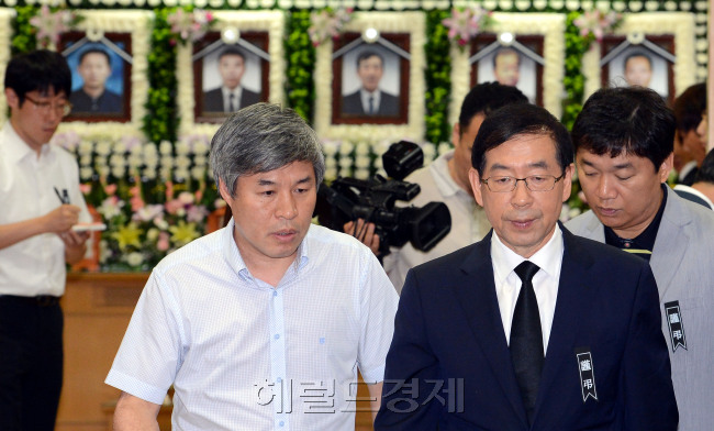 18일 오전 서울 노량진 수몰사고로 사망한 희생자들의 합동분향소가 마련된 구로 고려대병원에서 박원순 서울시장이 조문을 하고 있다./안훈기자 rosedale@ 2013.07.18
18일 오전 서울 노량진 수몰사고로 사망한 희생자들의 합동분향소가 마련된 구로 고려대병원에서 박원순 서울시장이 조문을 하고 있다./안훈기자 rosedale@ 2013.07.18
18일 오전 서울 노량진 배수로 수몰사고로 사망한 희생자들의 합동분향소가 마련된 구로 고려대병원 장례식장을 찾은 박원순 서울시장이 조문을 하고 있다.  안훈 기자/ rosedale@
