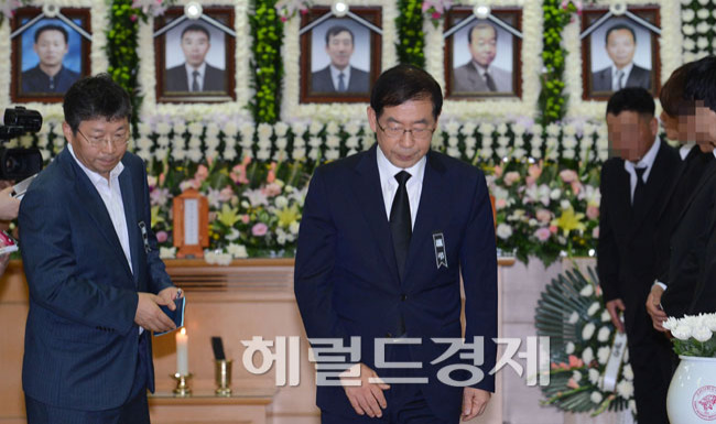박원순(광역단체장/변호사/서울특별시시장)
18일 오전 서울 노량진 수몰사고로 사망한 희생자들의 합동분향소가 마련된 고려대 구로병원에서 박원순 서울시장이 조문을 마친 후 기자회견 중 진상조사에 최선을 다할 것을 밝히고 있다.