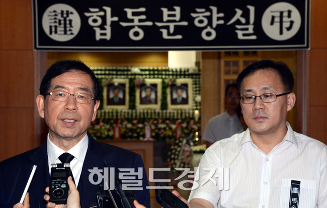 박원순(광역단체장/변호사/서울특별시시장)
18일 오전 서울 노량진 수몰사고로 사망한 희생자들의 합동분향소가 마련된 고려대 구로병원에서 박원순 서울시장이 조문을 마친 후 기자회견 중 진상조사에 최선을 다할 것을 밝히고 있다.
