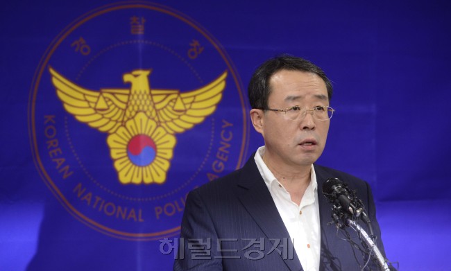 경찰이 18일 오전 서울 미근동 경찰청에서 건설업자 윤중천(52) 씨가 별장에서 사회유력 인사들에게 성접대를 했다는 의혹에 대한 수사 결과를 발표하고 있다.  경찰은 윤씨를 구속기소 의견으로 검찰에 송치하고 윤 씨로부터 성접대를 받은 인물로 지목되는 김학의(57) 전 법무부 차관을 불구속 기소의견으로 송치하는 등 법인을 포함 총 18명을 기소의견으로 검찰에 송치했다. 박해묵 기자/mook@heraldcorp.com
경찰이 18일 오전 서울 미근동 경찰청에서 건설업자 윤중천(52) 씨가 별장에서 사회 유력 인사들에게 성접대했다는 의혹에 대한 수사 결과를 발표하고 있다. 경찰은 윤 씨를 구속기소 의견으로 검찰에 송치하고 윤 씨로부터 성접대를 받은 인물로 지목된 김학의(57) 전 법무부 차관을 불구속 기소의견으로 송치하는 등 법인을 포함해 총 18명을 기소의견으로 검찰에 송치했다.
박해묵 기자/mook@heraldcorp.com