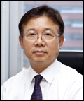 오재환(기업인/YBM시사닷컴대표이사)
YBM잉글루는 YBM의 52년 영어 교육 노하우로 개발된 10단계 커리큘럼과 체계적인 학습 로드맵으로 초ㆍ중등학생들의 수준에 맞는 1대 1 맞춤 교육을 제공하는 영어 캠퍼스다.
