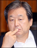 김무성(국회의원)
새누리당 실세이자, 가장 유력한 차기 당권 주자인 김무성〈사진〉의원이 지난 17일 황우여 당 대표와 최경환 원내대표 면전에서 한 말이다. 경제통이 아닌 김 의원은 구체적인 숫자까지 거론하며 경제관료들이 안이하다고 질타했다.