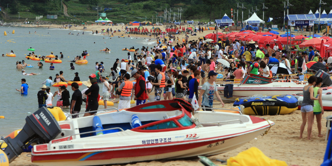 Sokcho Beach in Gangwon Province is crowded with people last Sunday.   Yonhap News