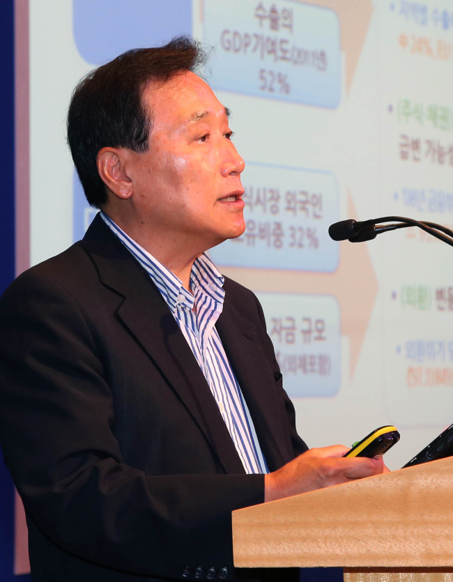 김광두(교수/서강대학교교수)
박근혜 대통령의 ‘경제 과외교사’라고 불리며 지난 대선캠프에 참여했던 김광두 국가미래연구원 원장이 정부에 쓴소리를 했다.