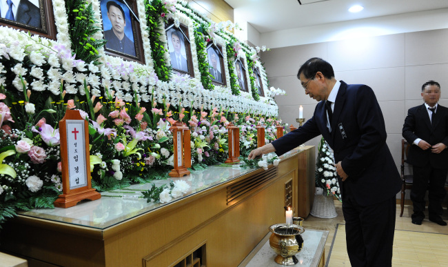 박원순(광역단체장/변호사/서울특별시시장)
박원순 서울시장이 18일 노량진 배수로 수몰사고로 숨진 근로자 6명의 시신이 안치된 고대 구로병원을 찾아 분향하고 유가족들을 위로했다.