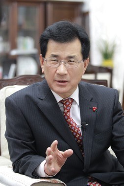 이시종(광역단체장/충청북도도지사)
민선 5기 3년 ‘충청북도지사 공약사업 추진상황 보고회’ 결과 이시종 충북지사의 5대 분야 102개 공약사업들 가운데 52개 사업은 완료되었고, 나머지는 정상 추진 중인 것으로 나타났다 충북도는 18일 밝혔다.