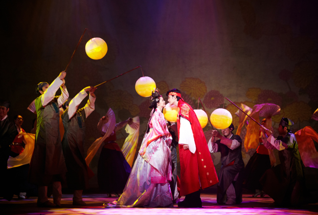 A scene from “The Moon Embracing the Sun.”   Theater Eda