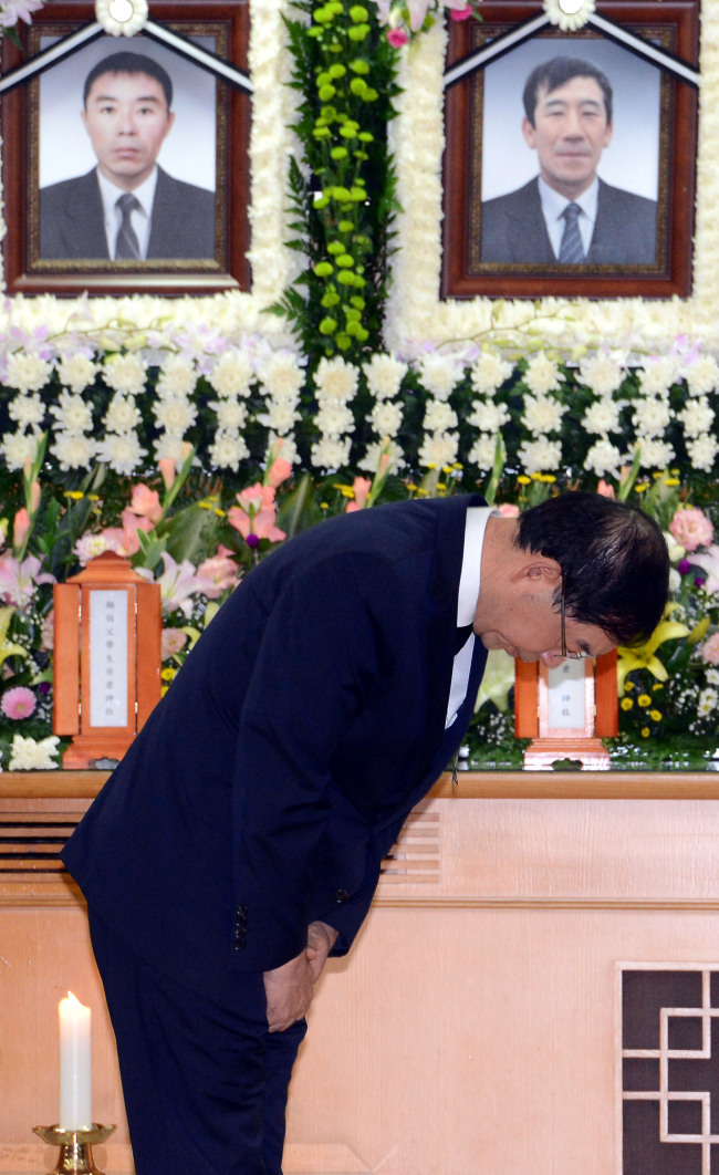 Seoul Mayor Park Won-soon pays his respects at Korea University Hospital in Seoul on Thursday to the seven laborers who died when a construction site flooded Monday. Park, who has been accused of being responsible for the accident, promised a thorough investigation to uncover the cause. (Related story on Page 3)
Ahn Hoon/The Korea Herald