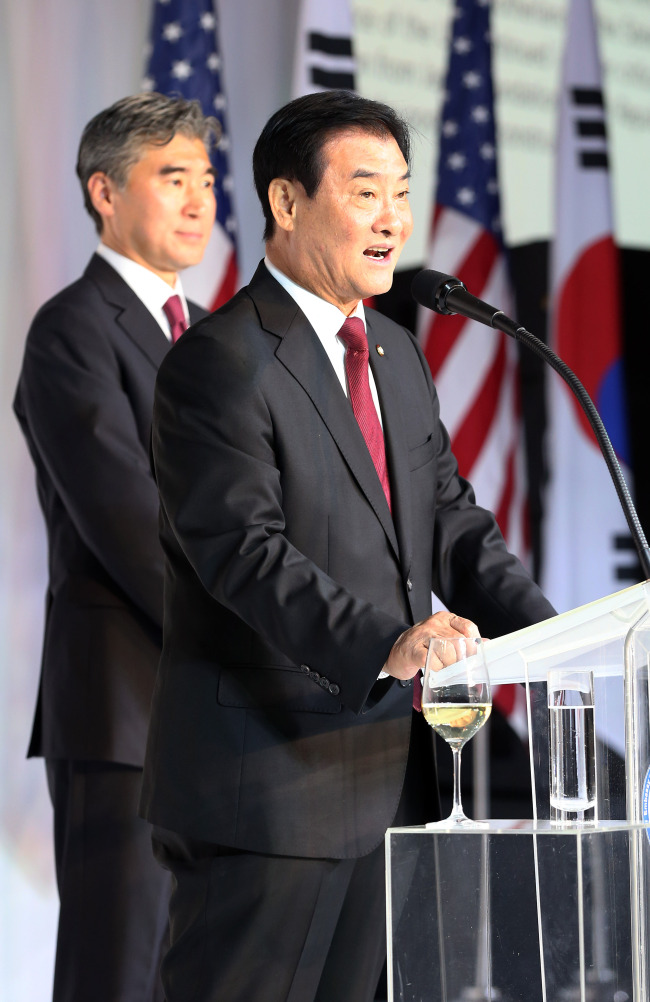 강창희(국회의원/국회의장)
<YONHAP PHOTO-1483> 축사하는 강창희 국회의장 (서울=연합뉴스) 한종찬 기자 = 강창희 국회의장이 3일 오후 서울 용산구 그랜드 하얏트 서울에서 열린 '미국 독립 237주년 기념 행사'에서 축사를 하고 있다. 2013.7.3 saba@yna.co.kr/2013-07-03 19:49:07/ <저작권자 ⓒ 1980-2013 ㈜연합뉴스. 무단 전재 재배포 금지.>
Kang Chang-hee.   Yonhap News
