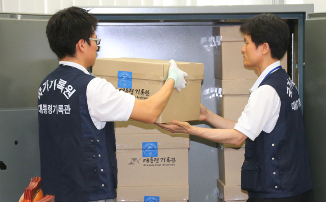 <YONHAP PHOTO-0833> 대통령 기록물을 소위 회의실 금고에 (서울=연합뉴스) 하사헌 기자 = 대통령기록관의 기록물이 18일 오후 국회로 전달돼 국가기록원 직원들이 기록물을 국회 운영위 소위원회실 금고에 넣고 있다. 2013.7.18 toadboy@yna.co.kr/2013-07-18 13:59:00/ <저작권자 ⓒ 1980-2013 ㈜연합뉴스. 무단 전재 재배포 금지.>
