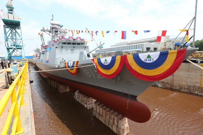 The Navy’s second 2,300-ton frigate is unveiled at Hyundai Heavy’s shipyard in Ulsan, Thursday.   Yonhap News