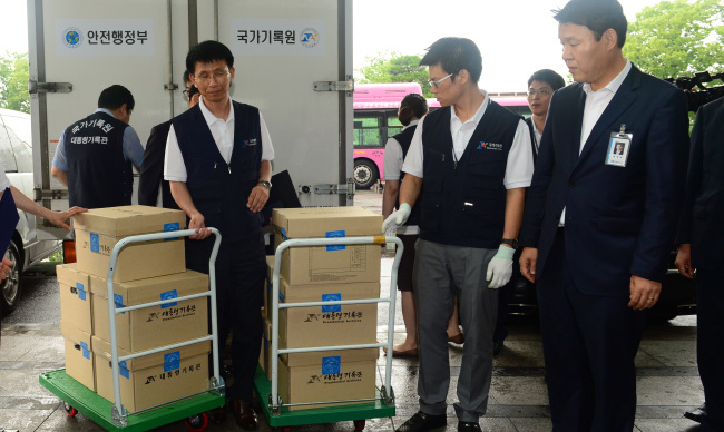 National Archives officials unload presidential records regarding the 2007 inter-Korean summit at the National Assembly on Thursday.   Yonhap News