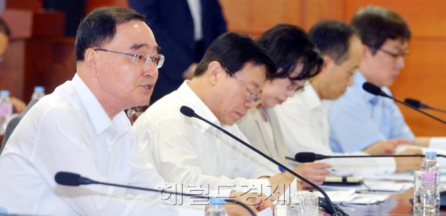 19일 오전 서울 세종로 정부서울청사에서 열린 국가정책조정회의에서 정홍원 국무총리가 모두발언을 하고 있다.<br />김명섭 기자 msiron@heraldcorp.com
국가정책조정회의 주재하는 총리