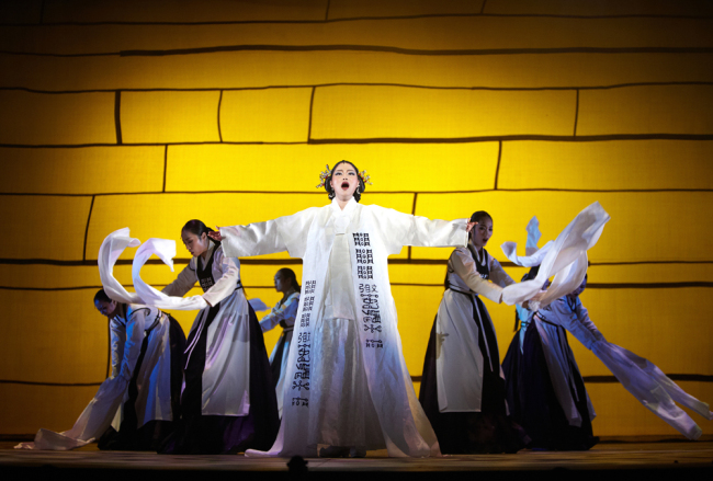 A scene from “The Moon Embracing the Sun.”   Theater Eda
