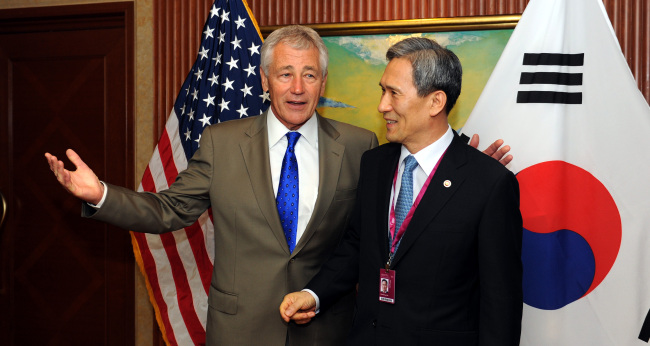 척헤이글(ChuckHagel/정치인/미국국방장관),김관진(정무직공무원/전육군/국방부장관)
김관진 국방장관이 최근 척 헤이글 미국 국방장관과 회담에서 오는 2015년 말로 예정된 전시작전통제권(전작권)을 한국으로 전환하는 시기를 연기할 것을 제안한 것으로 확인됐다. 사진은 김관진 국방장관과 척 헤이글 미국 국방장관이 지난 6월 1일 싱가포르 샹그릴라호텔에서 열린 제12차 아시아 안보회의(샹그릴라 대화)에서 양자회담하는 모습. (연합뉴스)