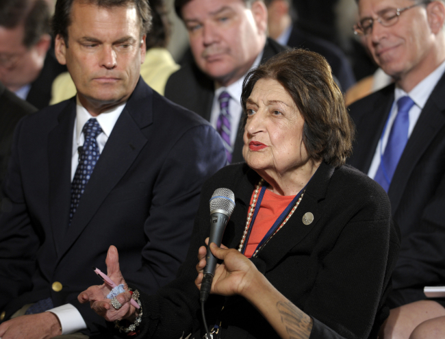 White House journalist Helen Thomas asks a question of President Barack Obama during a news conference in the East Room of the White House in Washington in May 2010.   AP-Yonhap News